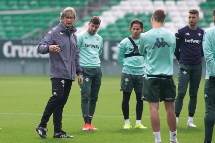 Pellegrini, en un entrenamiento del Betis.