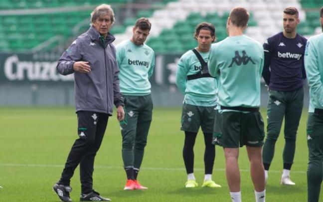 Pellegrini, en un entrenamiento del Betis.