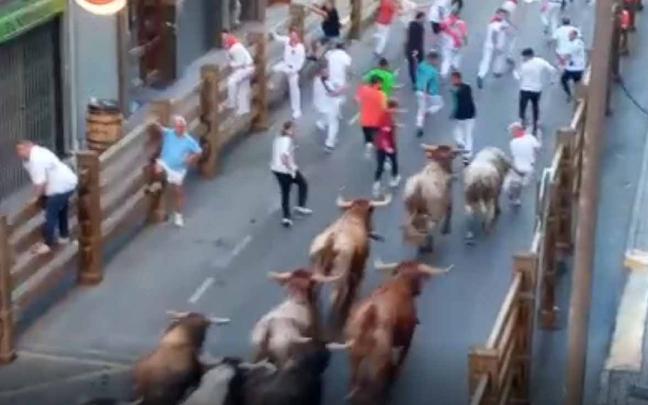 Un hombre es volteado por un toro en el segundo encierro de las fiestas de Tudela Un hombre es volteado por un toro en el segundo encierro de las fiestas de Tudela