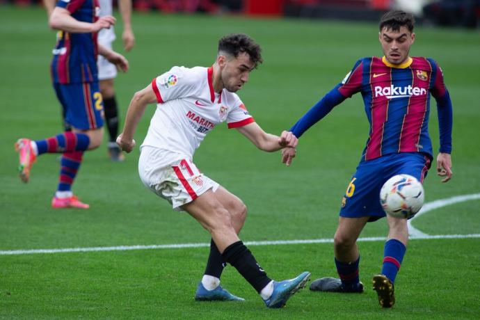 Munir golpea el balón en un partido con el Sevilla.