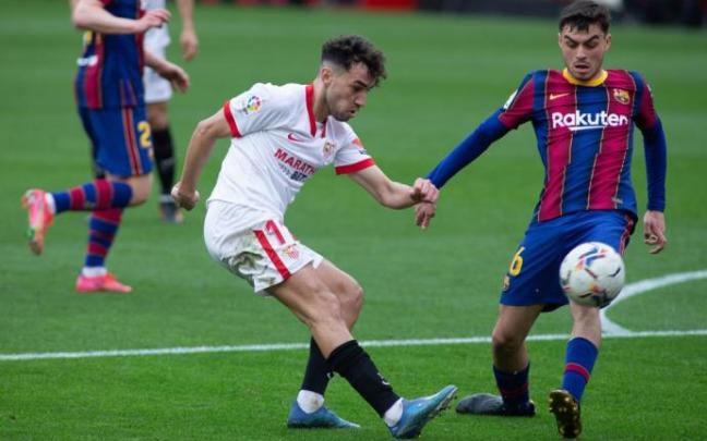 Munir golpea el balón en un partido con el Sevilla.