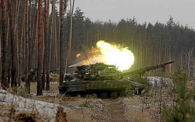 Fuerzas ucranianas bombardean posiciones rusas cerca de la localidad de Kreminna, en la región de Lugansk. Fuerzas ucranianas bombardean posiciones rusas cerca de la localidad de Kreminna, en la región de Lugansk.