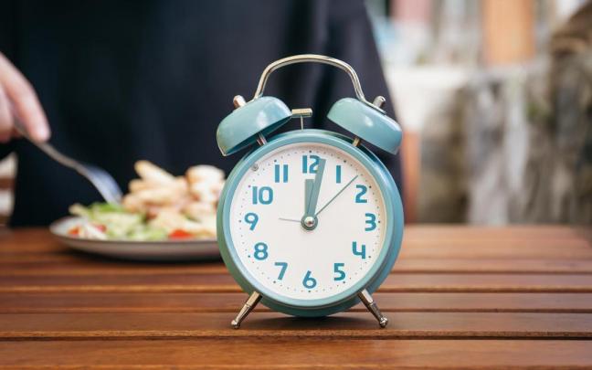 Un hombre come pendiente de la hora. Un hombre come pendiente de la hora.