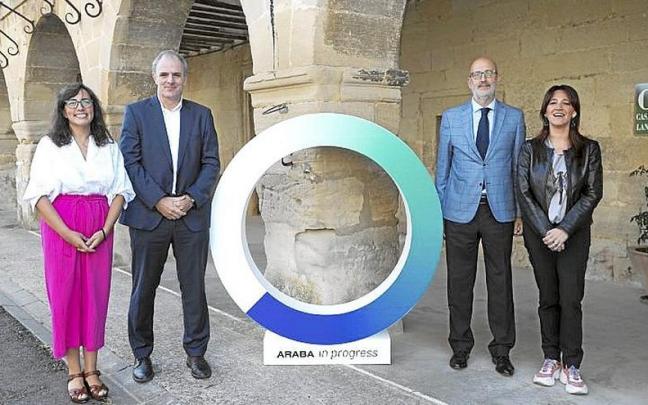 Acto celebrado ayer en Armiñón y participantes. | FOTO: DFA