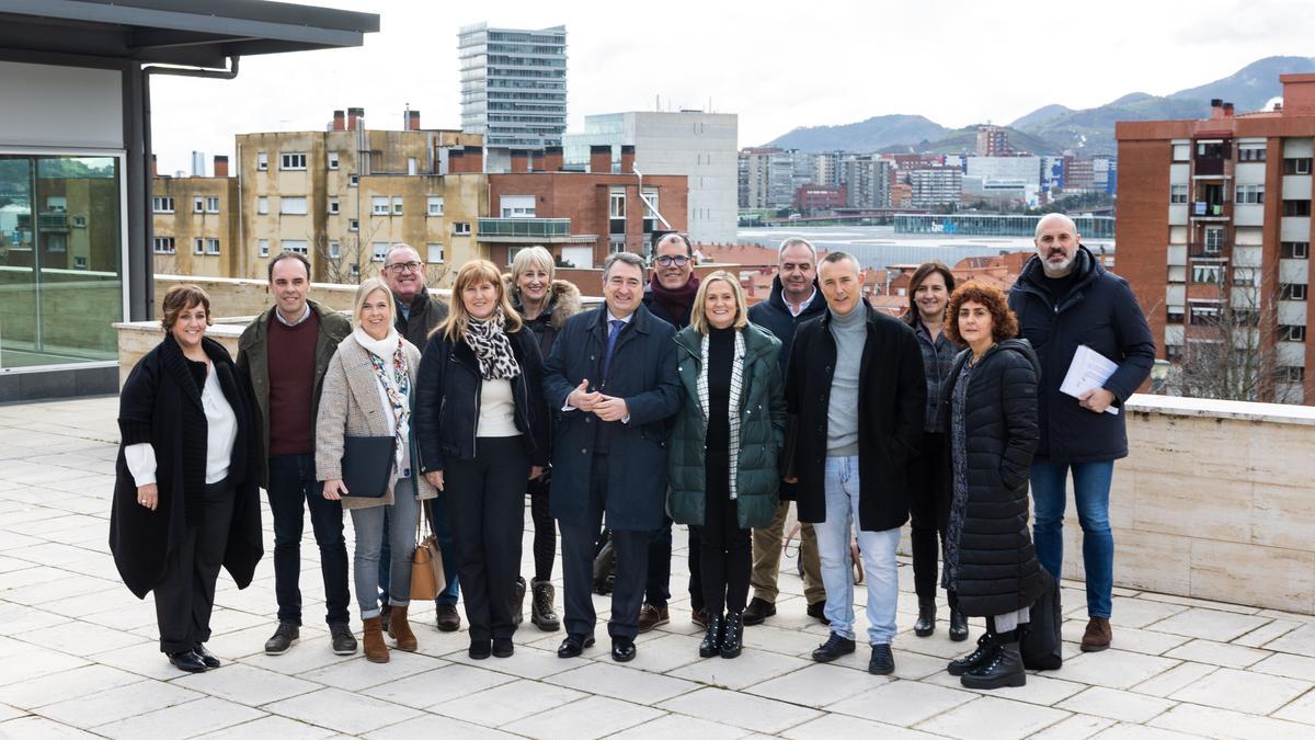 Aitor Esteban, junto a los alcaldes, alcaldesas y alcaldables jeltzales en Ezkerraldea y Meatzaldea. | FOTO: