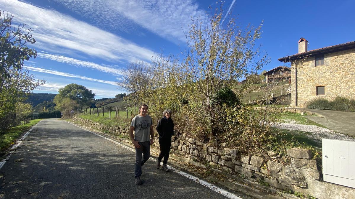 Héctor Lekunberri y Nuria Madotz, en la entrada a Ilurdotz por la NA-2339.