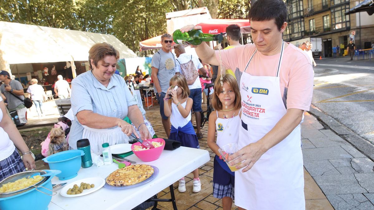 Segunda jornada entre fogones: las imágenes del concurso de tortillas