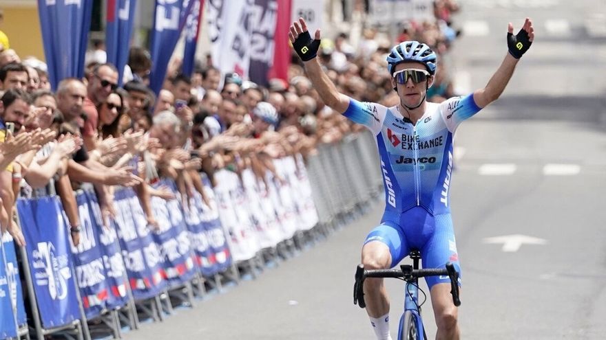 Simon Yates celebra su victoria, entrando en solitario a la meta de Ordizia.