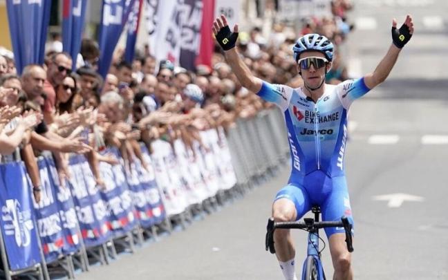 Simon Yates celebra su victoria, entrando en solitario a la meta de Ordizia.