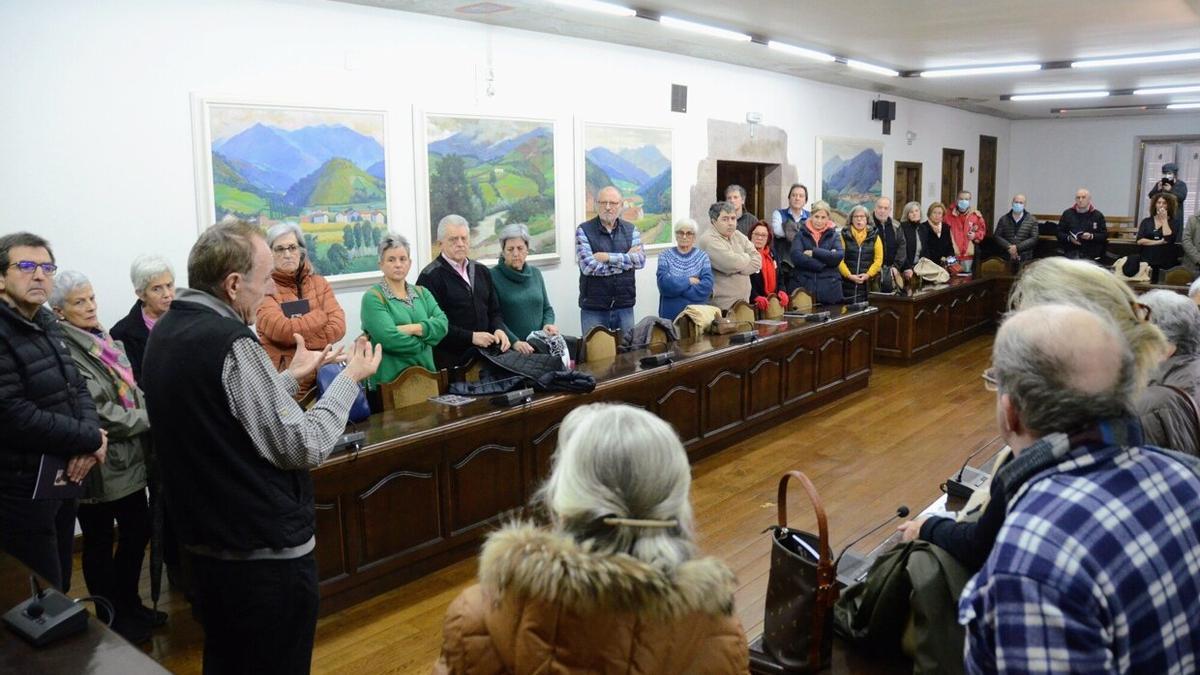 Los asistentes, atentos a las explicaciones de Pello Fernández.