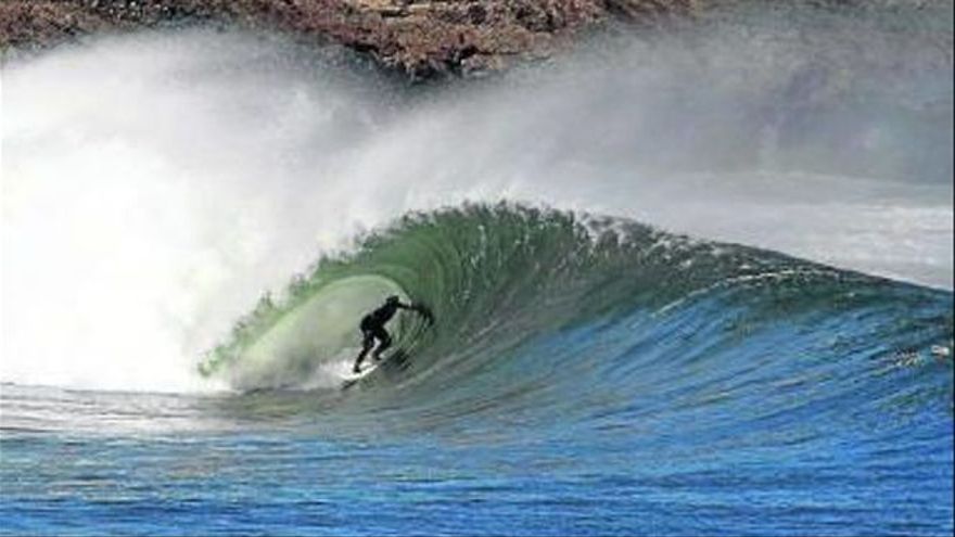El surfista Kepa Acero participa en la charla.
