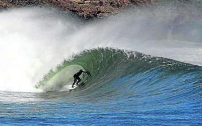 El surfista Kepa Acero participa en la charla. El surfista Kepa Acero participa en la charla.