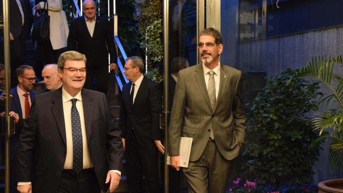 El alcalde de Bilbao, Juan Mari Aburto, acompaña a Eneko Goia en su entrada al acto de Forum Europa, en Bilbao.