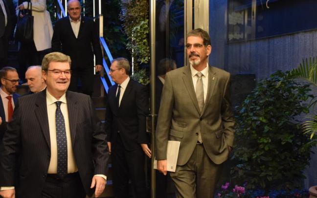 El alcalde de Bilbao, Juan Mari Aburto, acompaña a Eneko Goia en su entrada al acto de Forum Europa, en Bilbao.