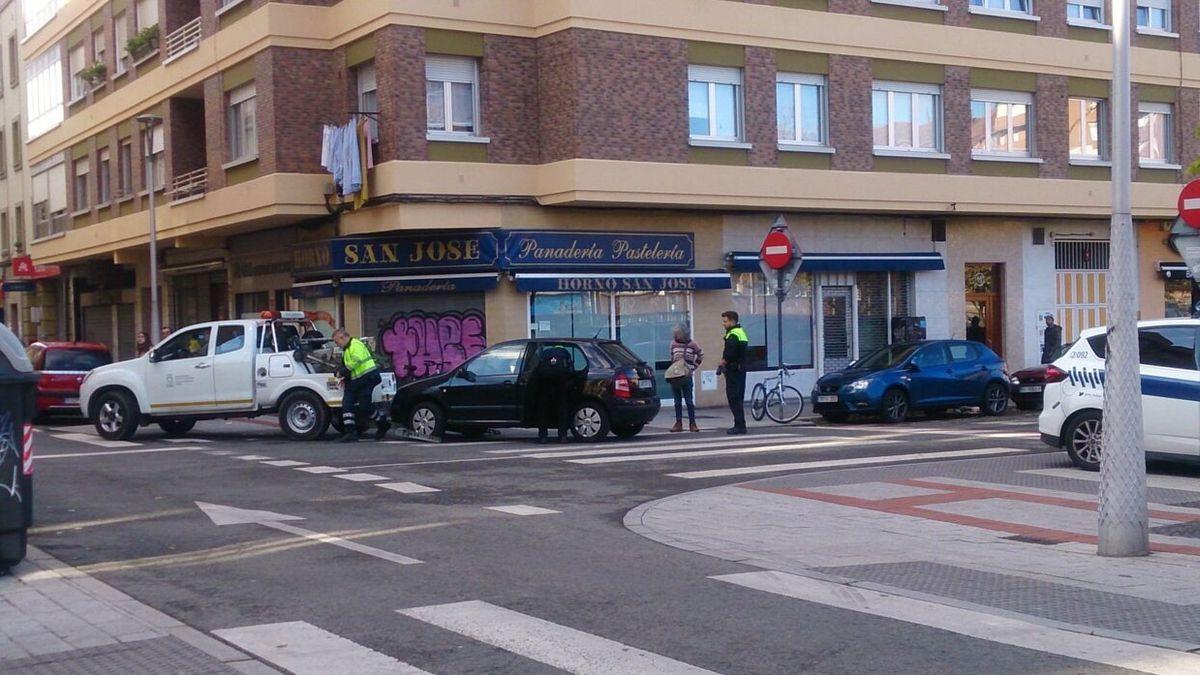 Una grúa retira un vehículo de una calle de la capital alavesa