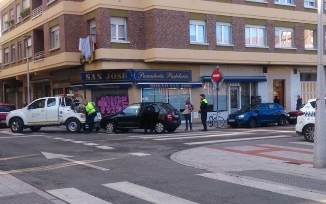 Una gr&uacute;a retira un veh&iacute;culo de una calle de la capital alavesa