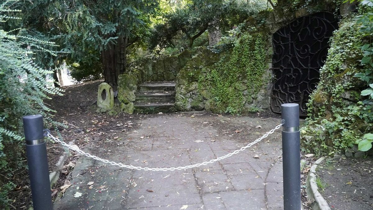 Cadena instalada para impedir el paso a la gruta de La Florida.