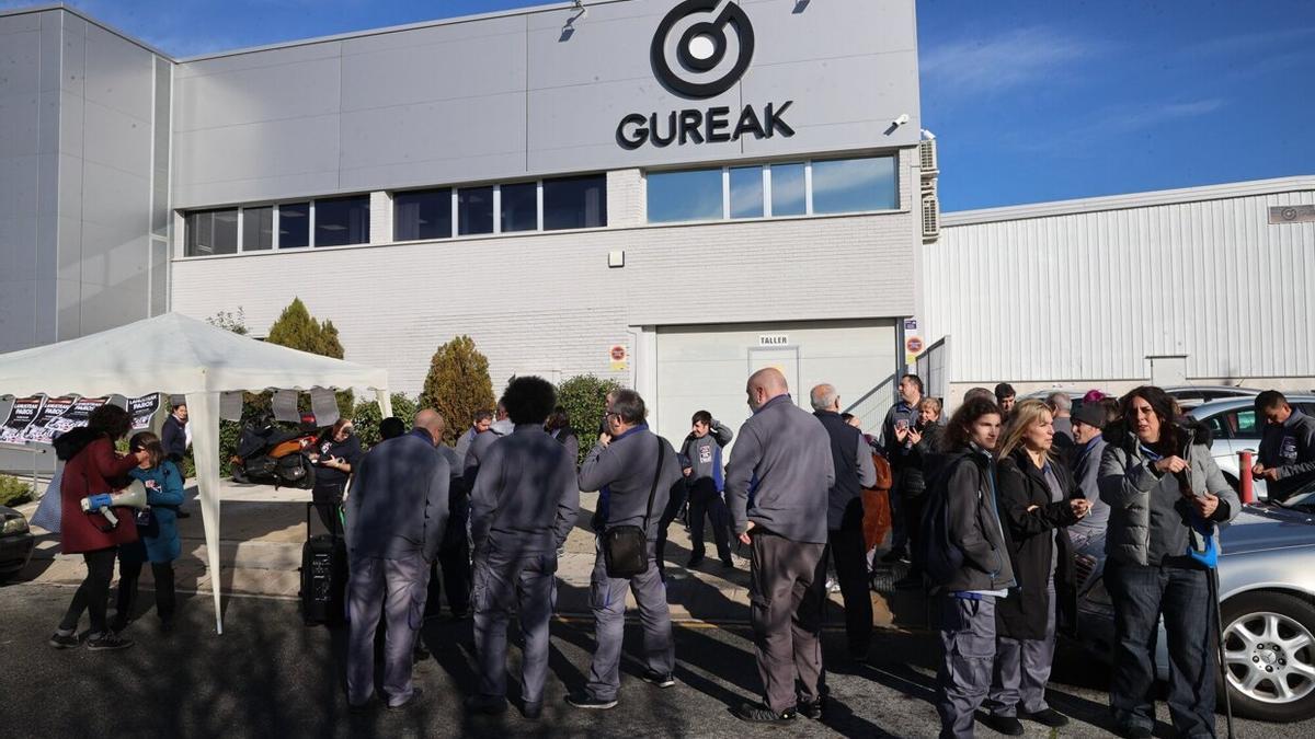 Trabajadores de Gureak se concentran con motivo de un paro de dos horas que han secundado en la mañana del miércoles