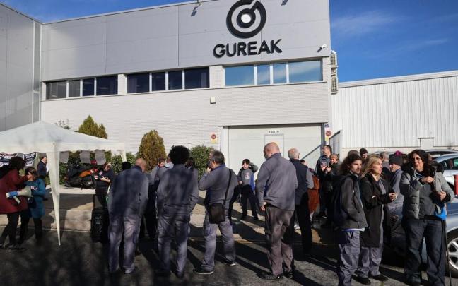 Trabajadores de Gureak se concentran con motivo de un paro de dos horas que han secundado en la mañana del miércoles