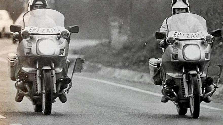 Una pareja de motoristas de la Ertzaintza en los años 80.