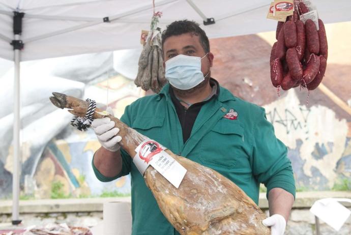 Javier Labrador, uno de los vendedores del Mercado de la Almendra.