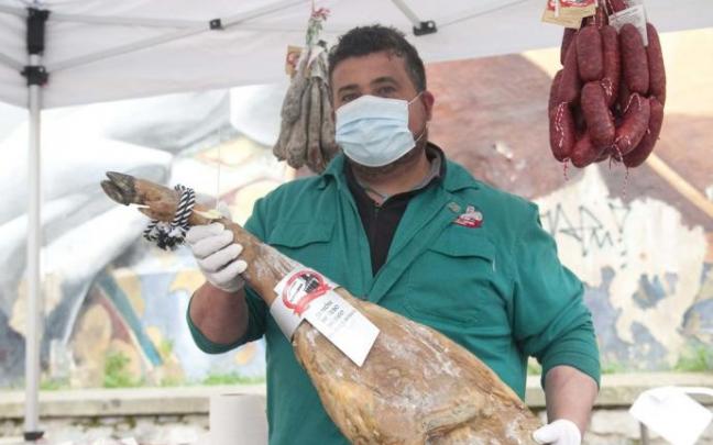 Javier Labrador, uno de los vendedores del Mercado de la Almendra. Javier Labrador, uno de los vendedores del Mercado de la Almendra.
