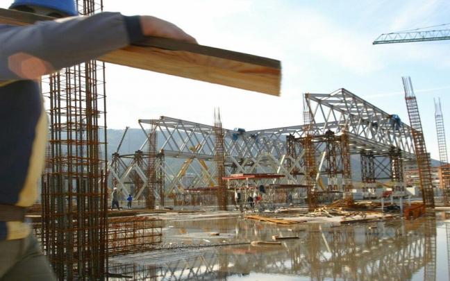 El sector de la construcción creció en menor medida que la media vasca el pasado año. El sector de la construcción creció en menor medida que la media vasca el pasado año.