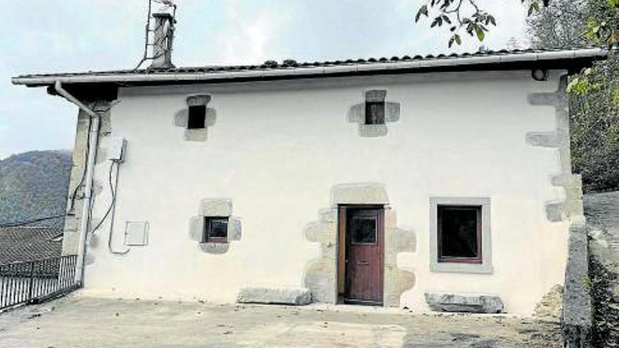 Exterior de la vivienda rehabilitada en Azpirotz para alquiler.