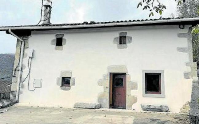 Exterior de la vivienda rehabilitada en Azpirotz para alquiler.