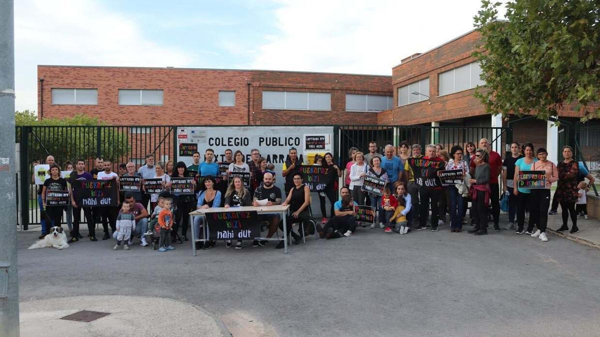 Familias reivindican la oferta del modelo D en el colegio de Larraga