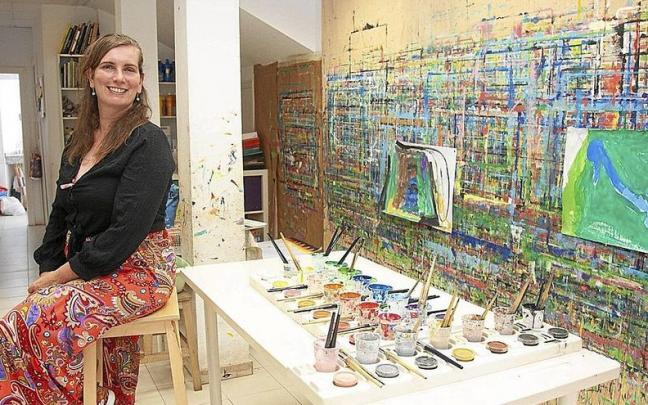 Astrid Oster en uno de los espacios de su taller 21 Kolore donde imparte clases y sesiones basadas en la arteterapia y artepedagogía. | FOTO: JOSU CHAVARRI