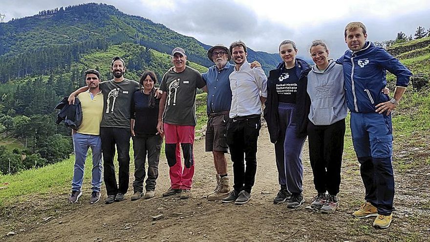 Miembros de Orexinal están entre el equipo que trabaja en el Cerro del Castillo y que recibió la visita de Eudald Carbonell, codirector del proyecto de Atapuerca. | FOTOS: E. CASTRESANA