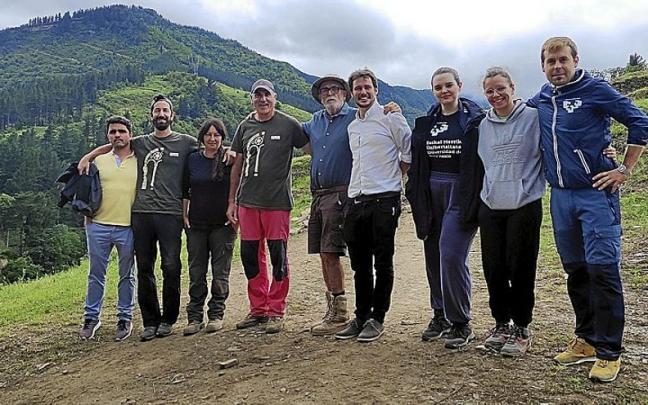 Miembros de Orexinal están entre el equipo que trabaja en el Cerro del Castillo y que recibió la visita de Eudald Carbonell, codirector del proyecto de Atapuerca. | FOTOS: E. CASTRESANA