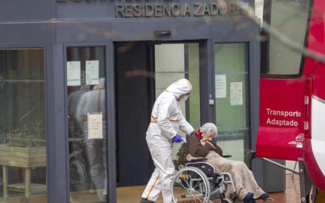 Los sanitarios trasladan a una residente.