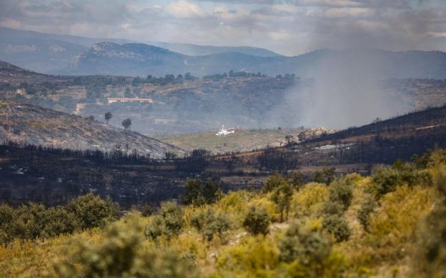 Un helicóptero trabajando en las tareas de extinción del incendio de Bejís Un helicóptero trabajando en las tareas de extinción del incendio de Bejís