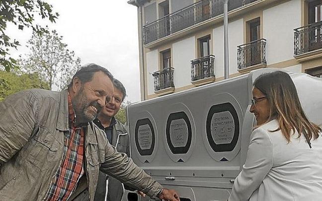 Los alcaldes Sagarzazu y Santano junto a Zubitur, este viernes en Irun. Los alcaldes Sagarzazu y Santano junto a Zubitur, este viernes en Irun.
