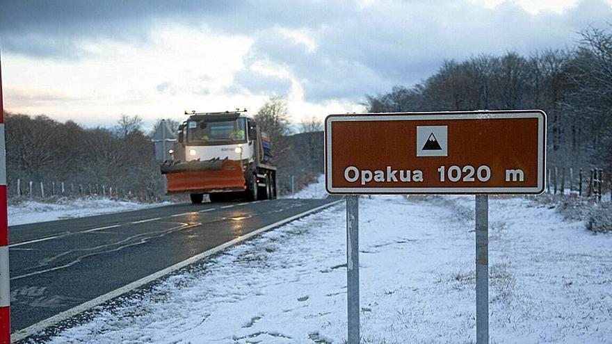 La nieve llega a Álava, que activa más de 80 vehículos para limpiar viales y calles