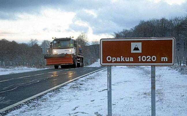 La nieve llega a &Aacute;lava, que activa m&aacute;s de 80 veh&iacute;culos para limpiar viales y calles