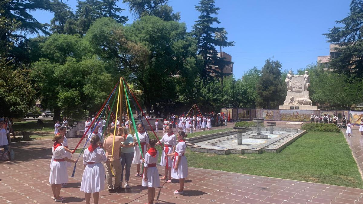 En primer plano, dantzaris del Centro Navarro Bolívar. A la izquierda los grupos del Centro de Buenos Aires y Rosarios. A la derecha, Mendoza y Ortzadar.