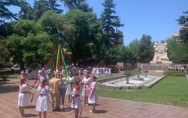 En primer plano, dantzaris del Centro Navarro Bolívar. A la izquierda los grupos del Centro de Buenos Aires y Rosarios. A la derecha, Mendoza y Ortzadar.