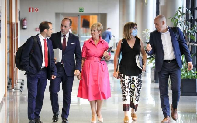 La consejera Tapia, en el centro, esta ma&ntilde;ana.