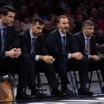 Sito Alonso, con su cuerpo t&eacute;cnico, en el partido de Bilbao.