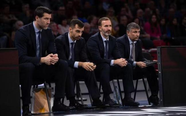Sito Alonso, con su cuerpo t&eacute;cnico, en el partido de Bilbao.