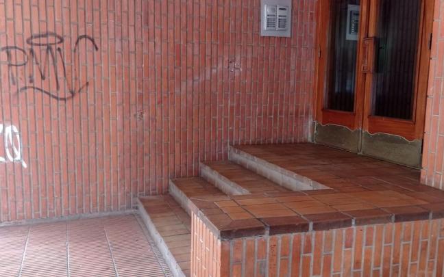 Dos portales del barrio de San martín han visto como desaparecían los pasamanos de cobre de las escaleras de acceso al edificio.