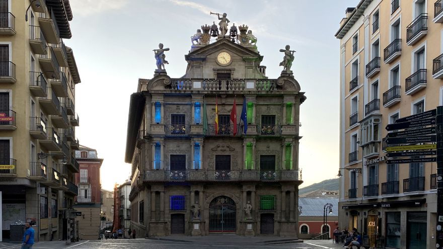 Fachada del Ayuntamiento de Pamplona iluminada con colores azules y verdes