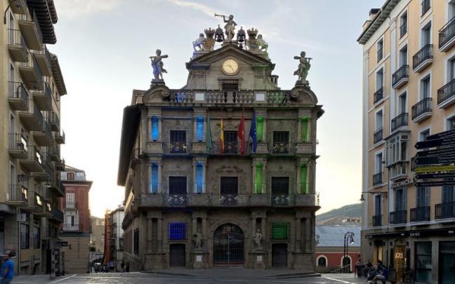 Fachada del Ayuntamiento de Pamplona iluminada con colores azules y verdes Fachada del Ayuntamiento de Pamplona iluminada con colores azules y verdes