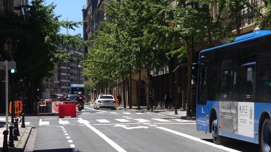 La calle San Martín, esta tarde, con los vehículos particulares y autobuses circulando en dirección a La Concha