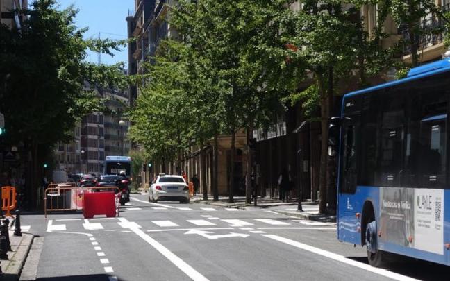 La calle San Martín, esta tarde, con los vehículos particulares y autobuses circulando en dirección a La Concha