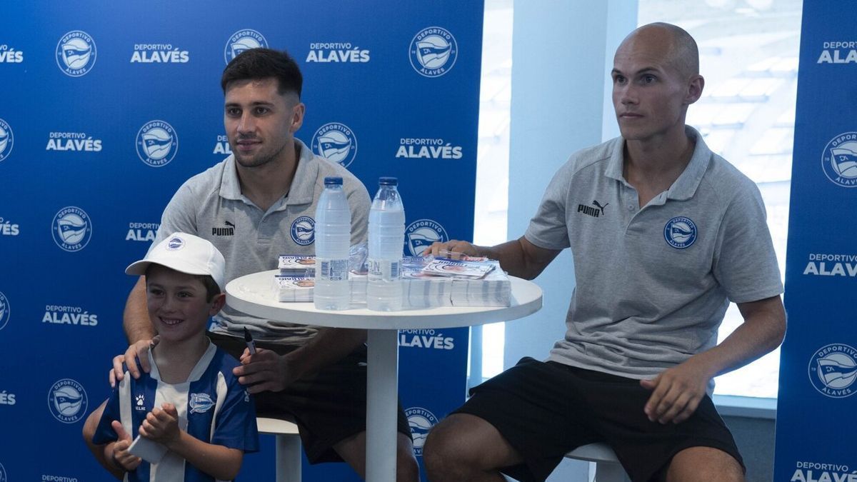 Alkain y Guridi junto a un joven seguidor del Alavés