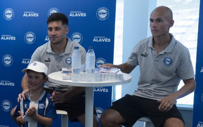 Alkain y Guridi junto a un joven seguidor del Alav&eacute;s